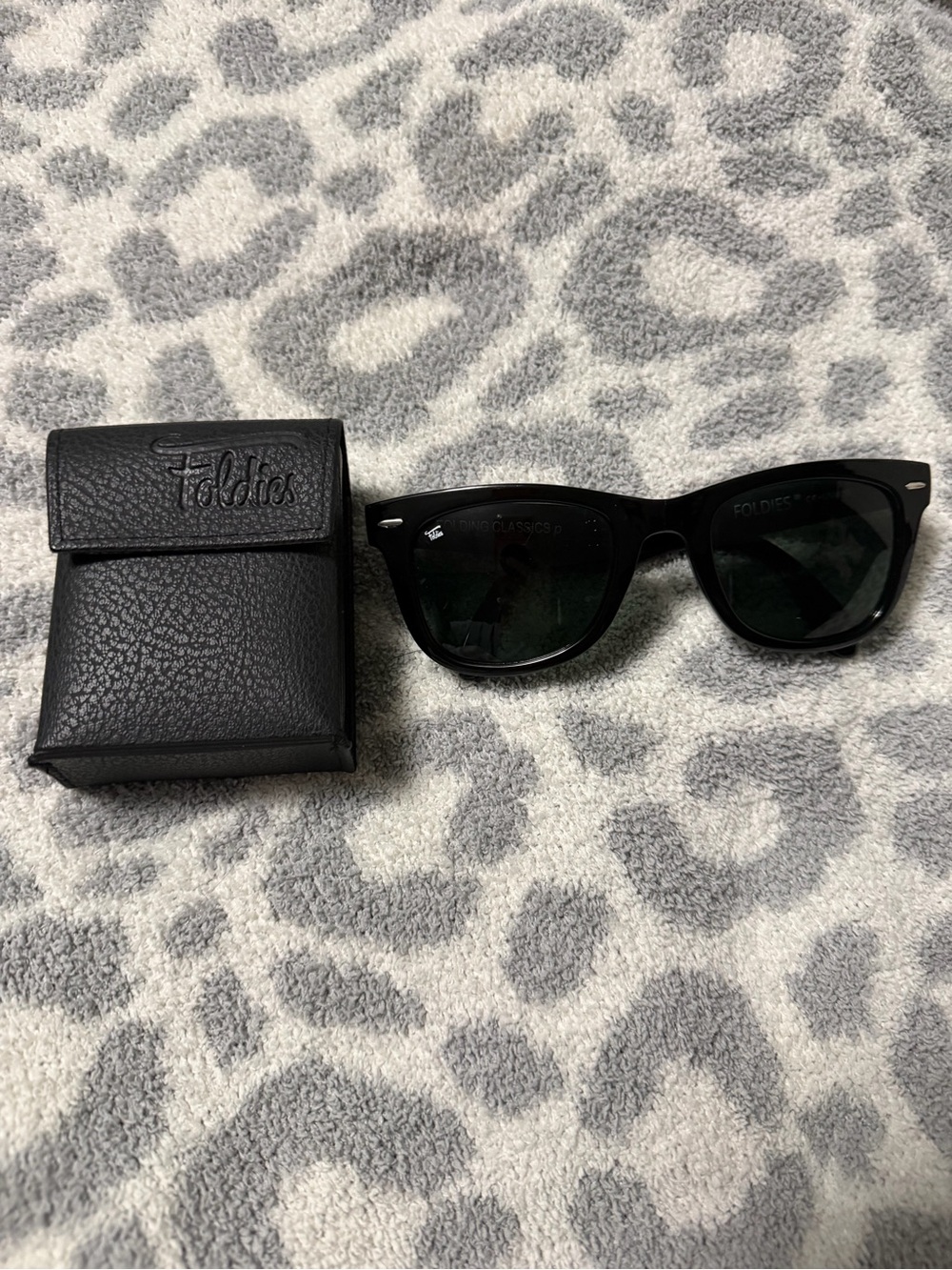 Foldies unisex Foldable Sunglasses with Black Case - Black